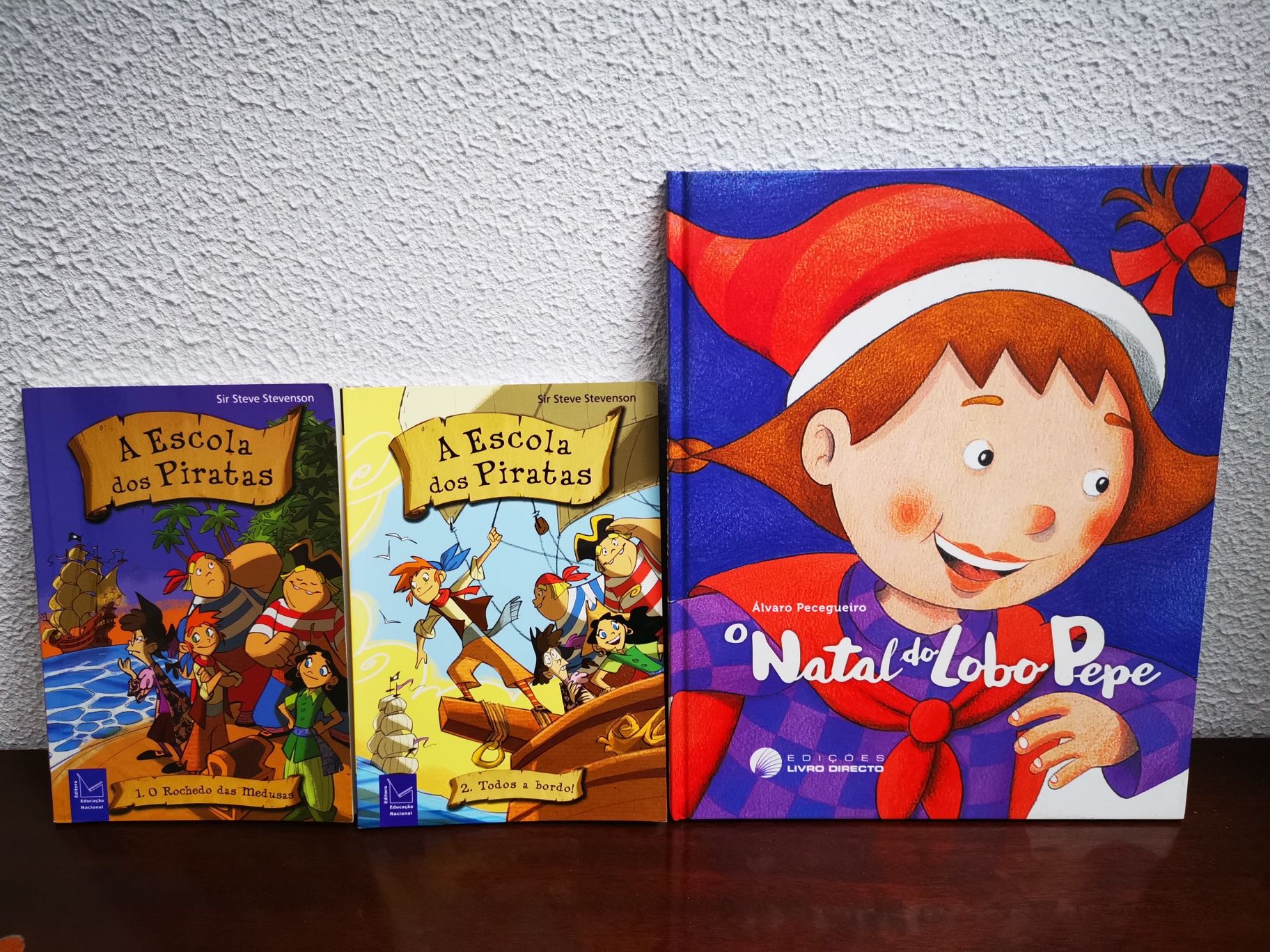 3 Livros Infantis - A Escola dos Piratas /  Natal Lobo Pepe