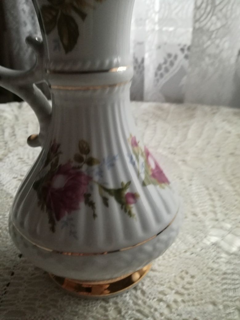 Porcelanowy wazon -dzbanek-mlecznik CHODZIEŻ, motyw róże lata 80-te