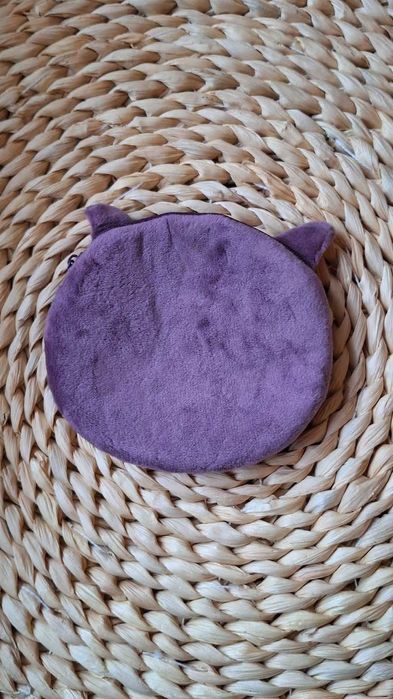 Nowy mały portfelik pluszowy zapinany na suwak kot