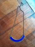 Colar em cor azul
