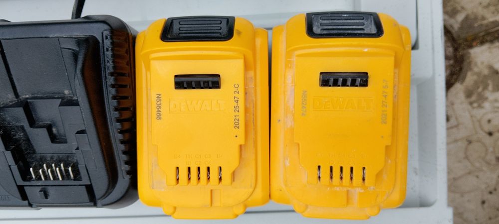 Акумулятори та зарядний пристрій DeWalt  оригінал