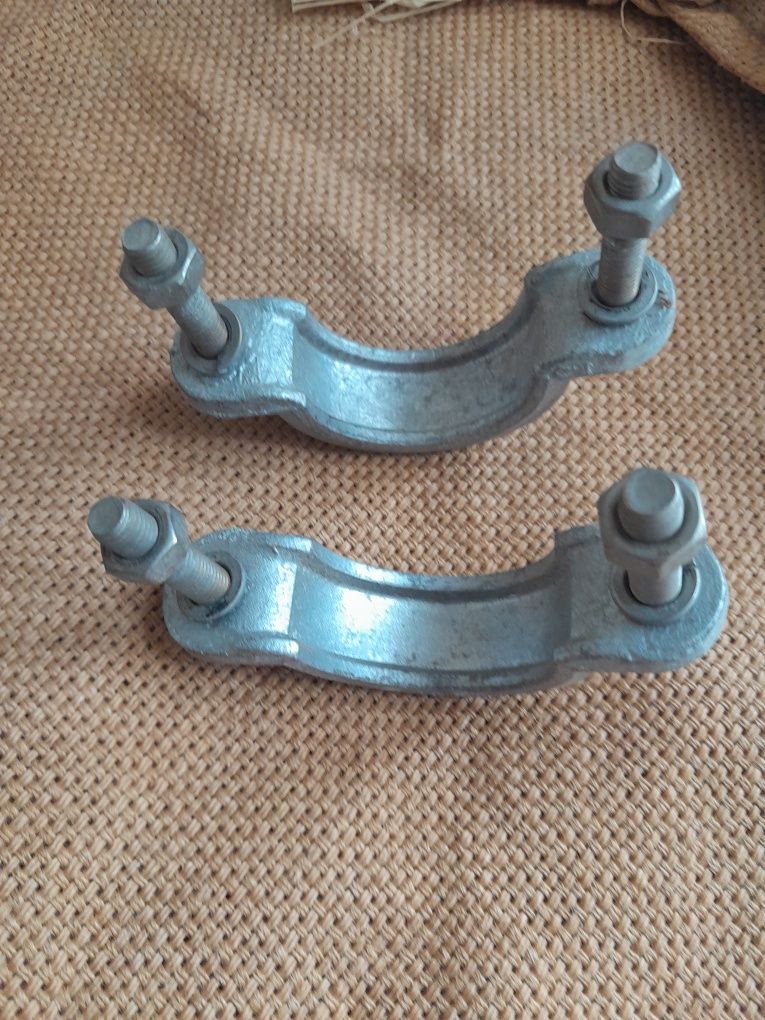 Duas (braçadeiras), puxadores antigos, em aluminio fundido.