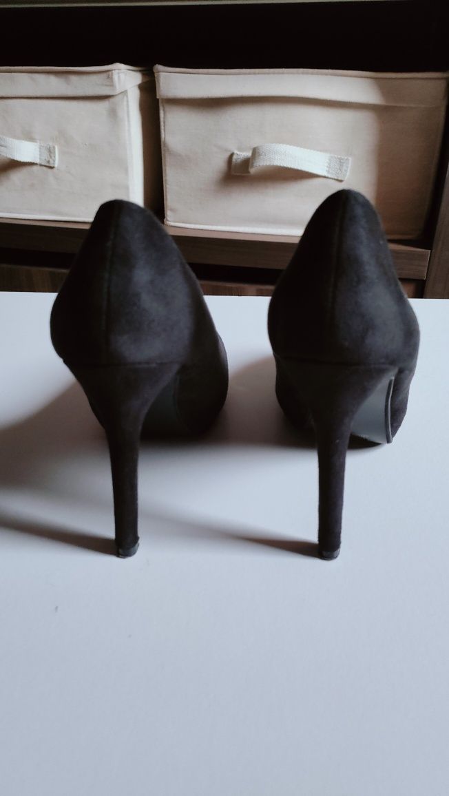 Sapatos stilleto com pormenor dourado