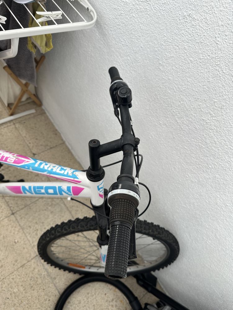 Bibicleta com poucas marcas de uso