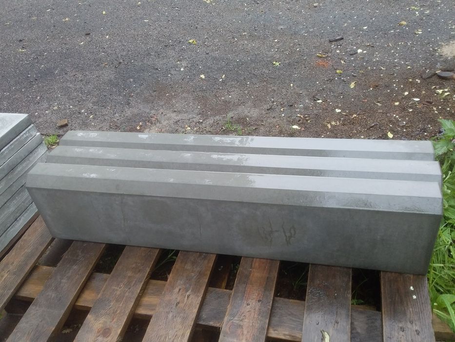 Продам  бордюр  метровий