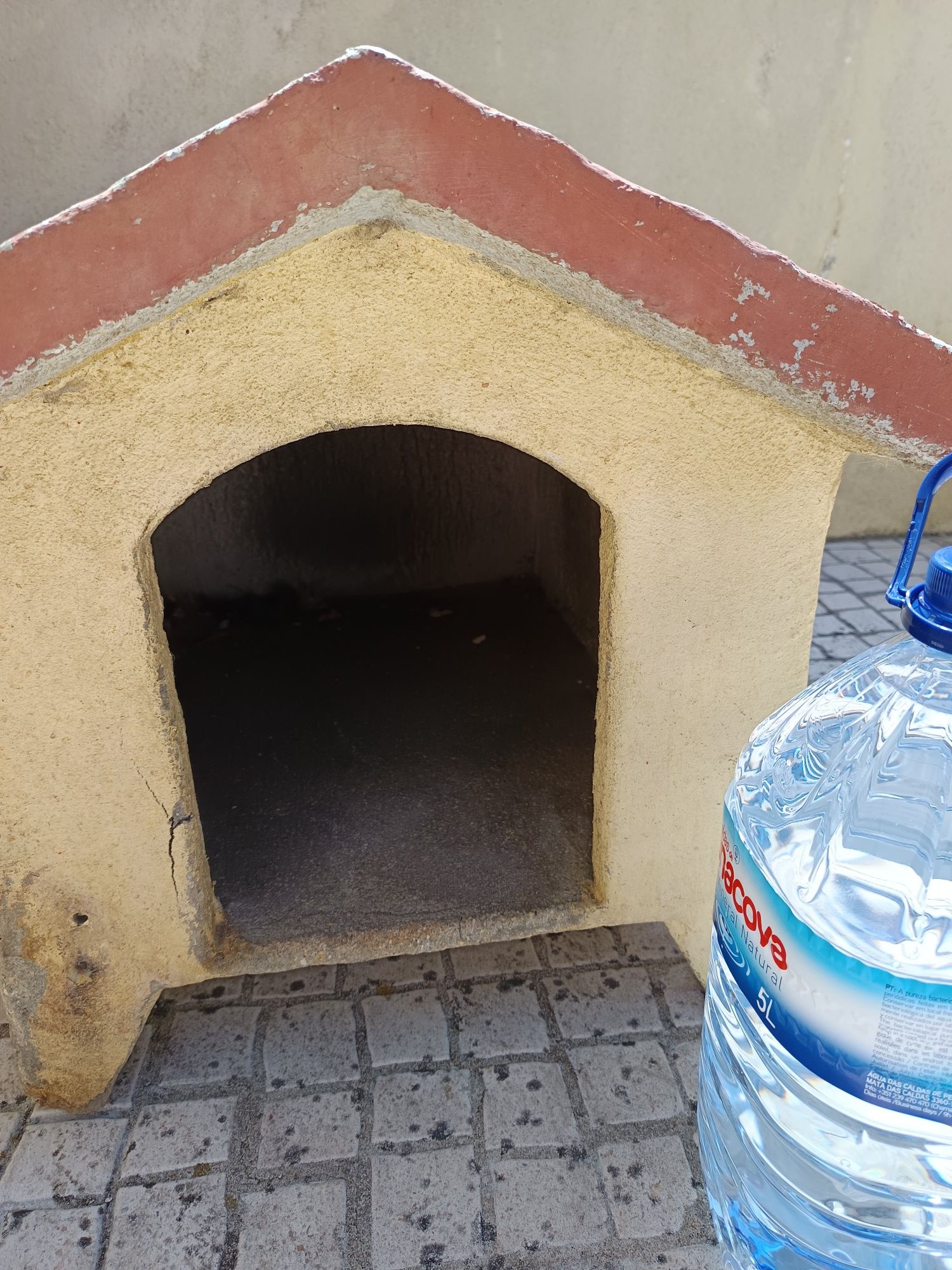 Casota de cão de cimento pequena
