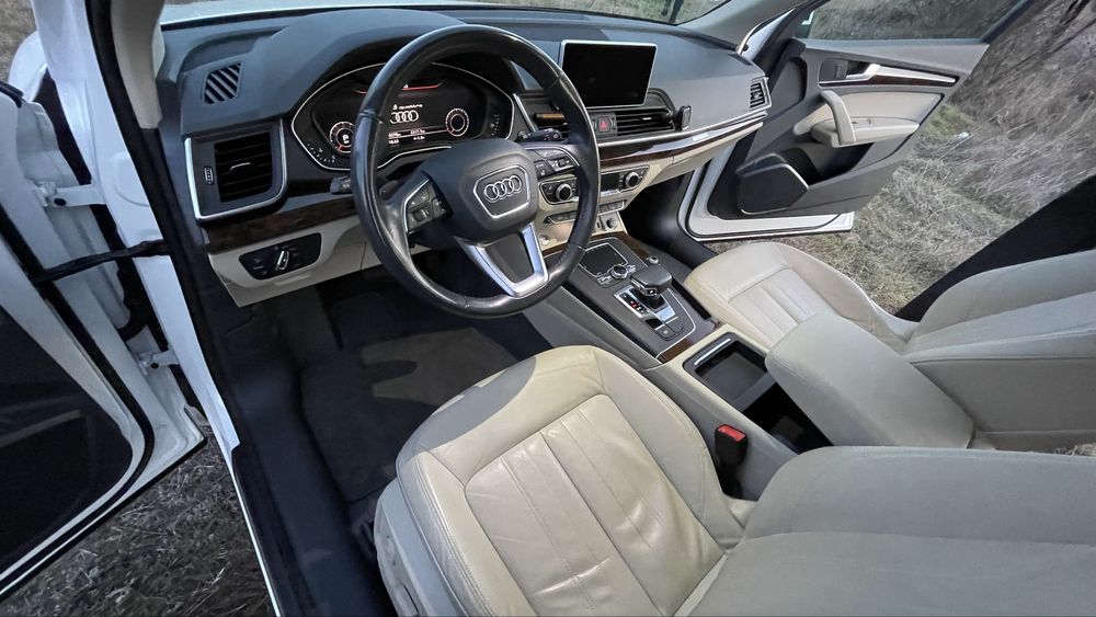 Audi Q5 2018 бензин 2.0 Premium Plus