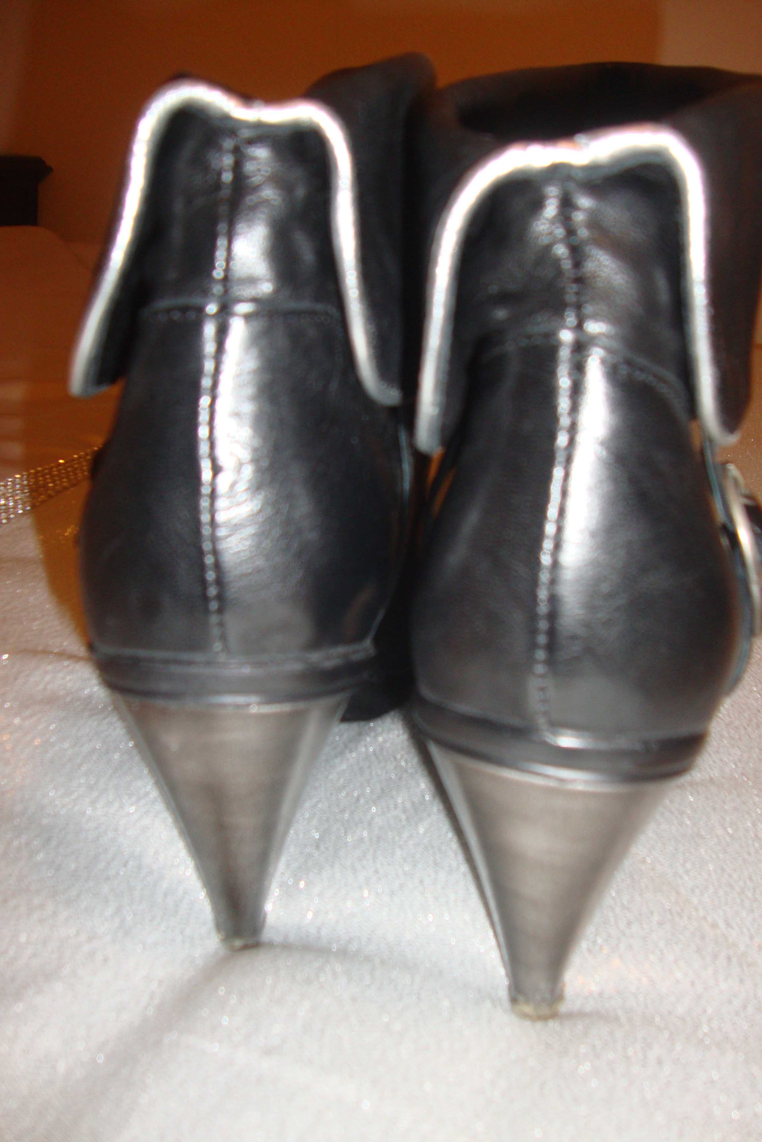 Botas pretas em pele baixa de preço enorme