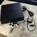 PS4 Slim 1TB + 2 comandos (Preto e Branco)