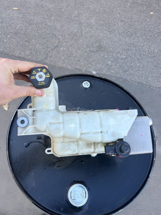 Бачок охолодження Tesla M3