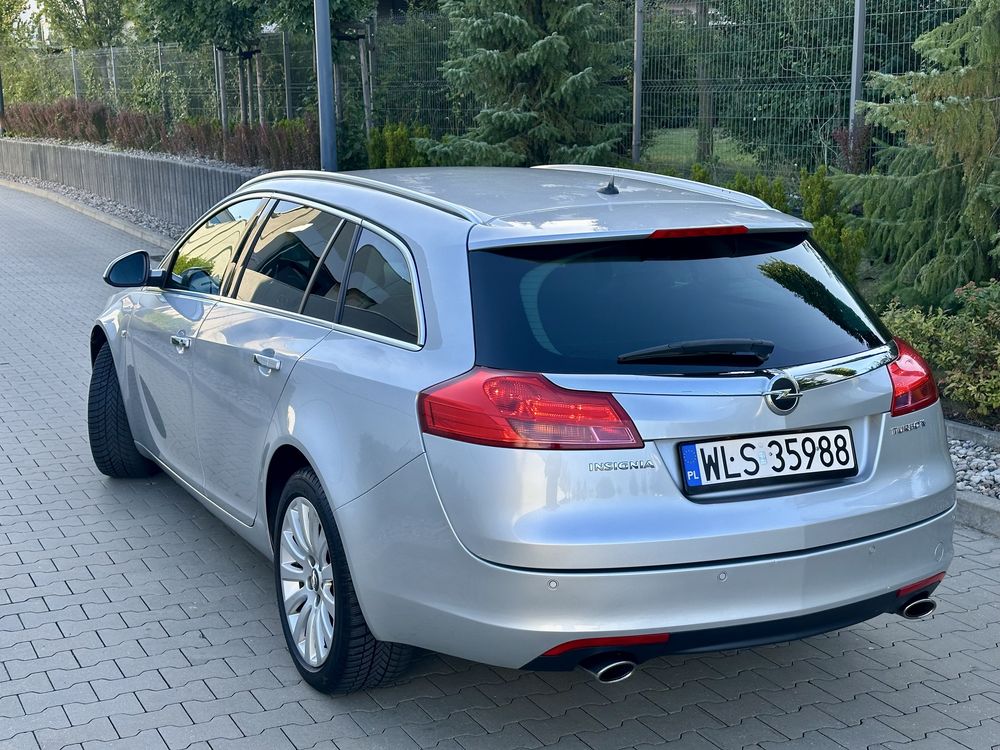 Opel Insignia . Niski przebieg . Nowy rozrząd . PT i OC na rok .