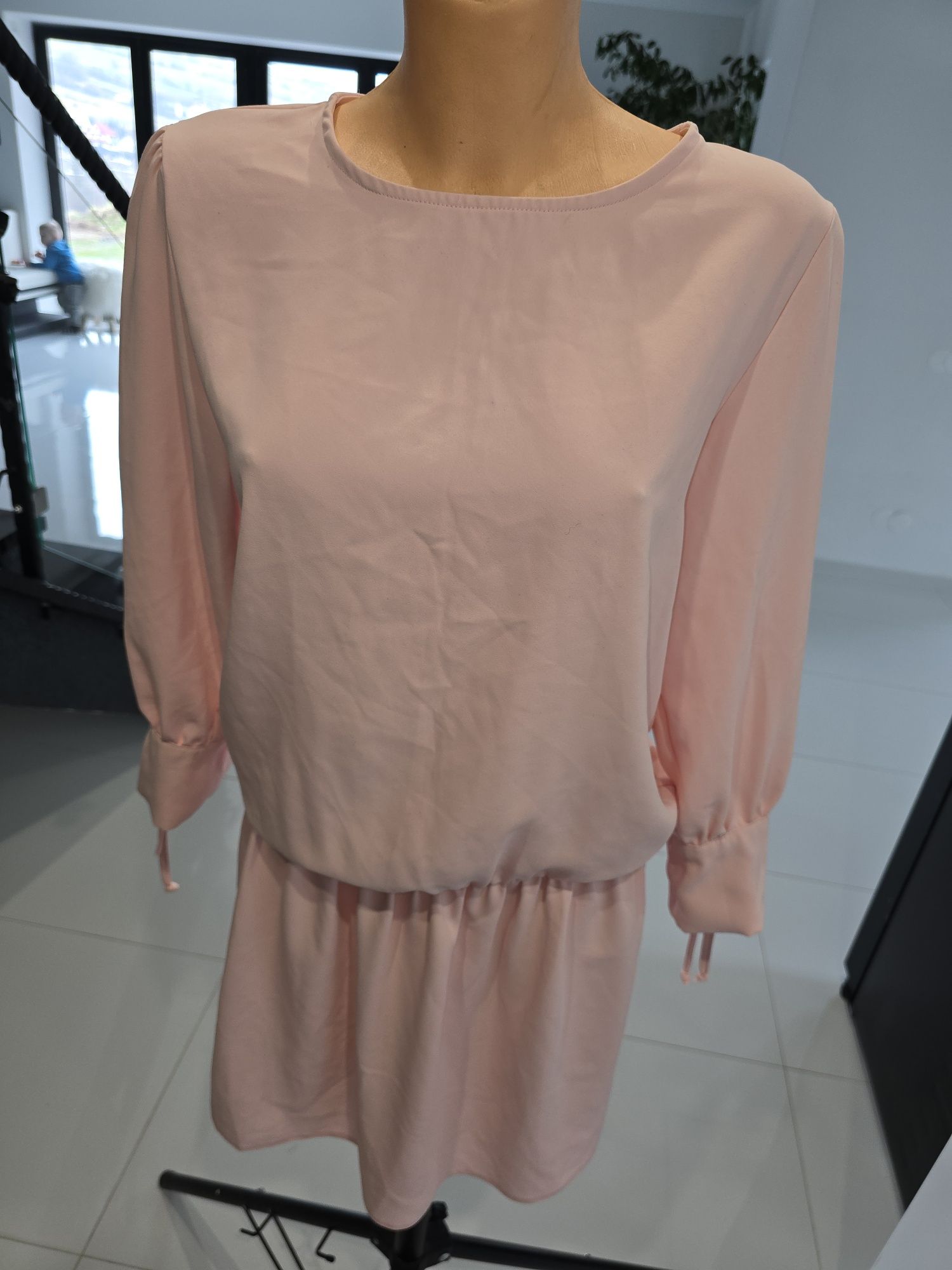 Sukienka pastelowa pudrowy róż wygodna elegancka stylowa z gumka Soho