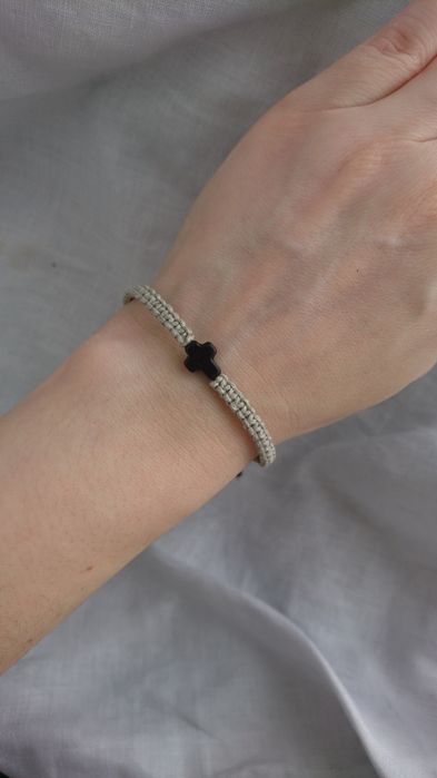 Bransoletka sznurkowa szara pleciona makrama krzyżyk czarny Howlit