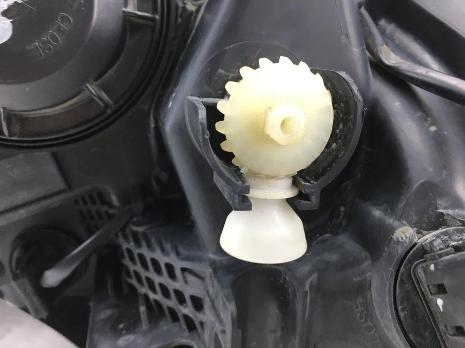 Фара передня ліва OPEL MOKKA 2012-2016 95095500