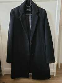 Czarny prosty klasyczny płaszcz