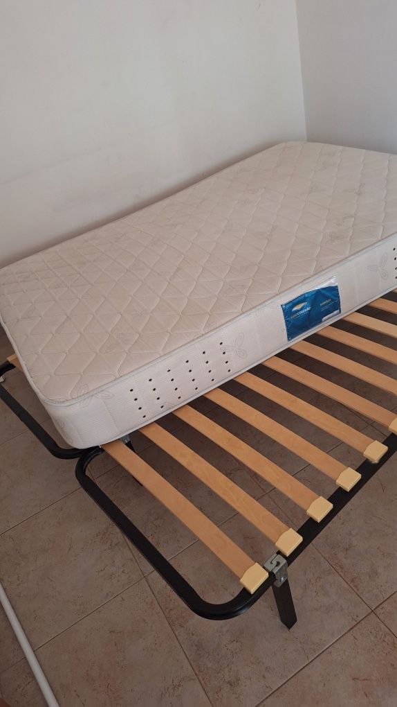 Vendo colchão de casal com estrado.