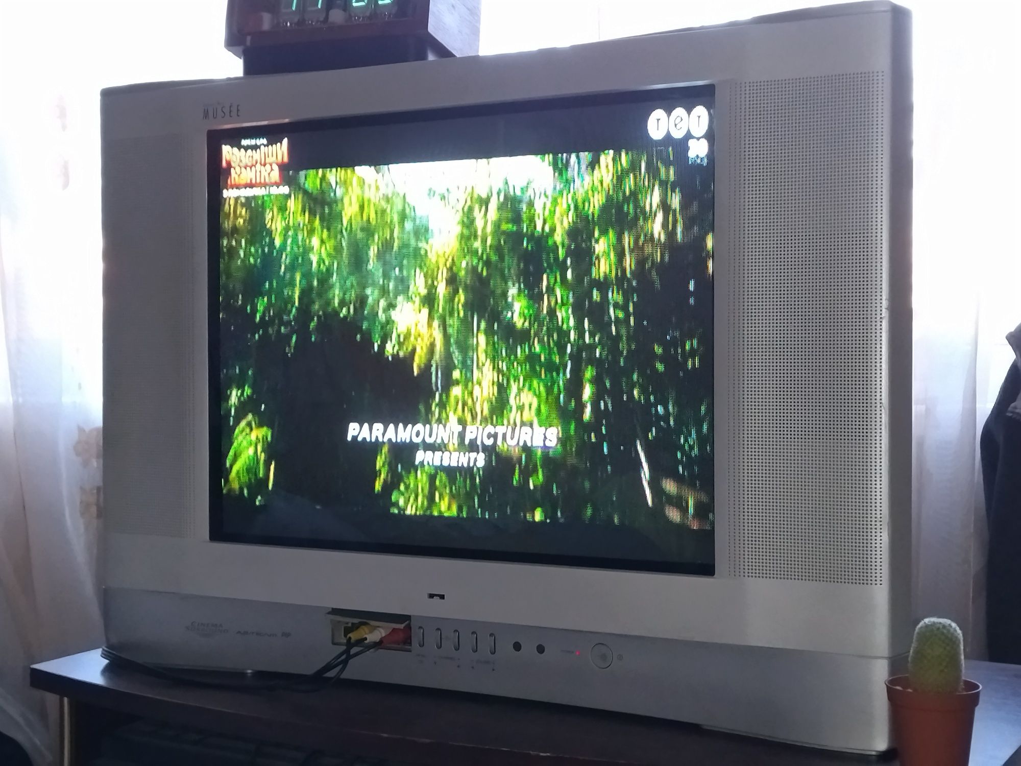 Телевізор JVC з тумбочкою