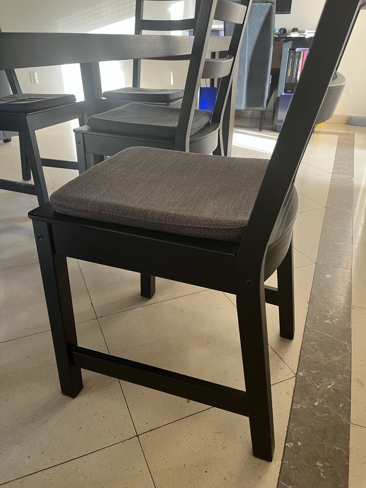 Mesa de jantar preta