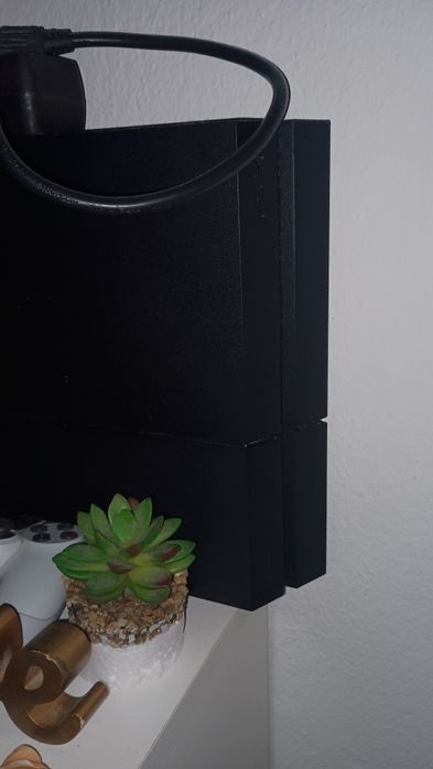 Vendio ps4 usada , mas em ótimas condições , com comando incluído