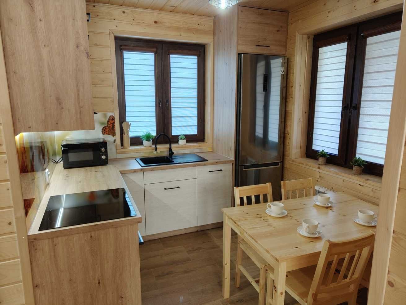 Dom nad jeziorem z linią brzegową - piękny widok na jezioro