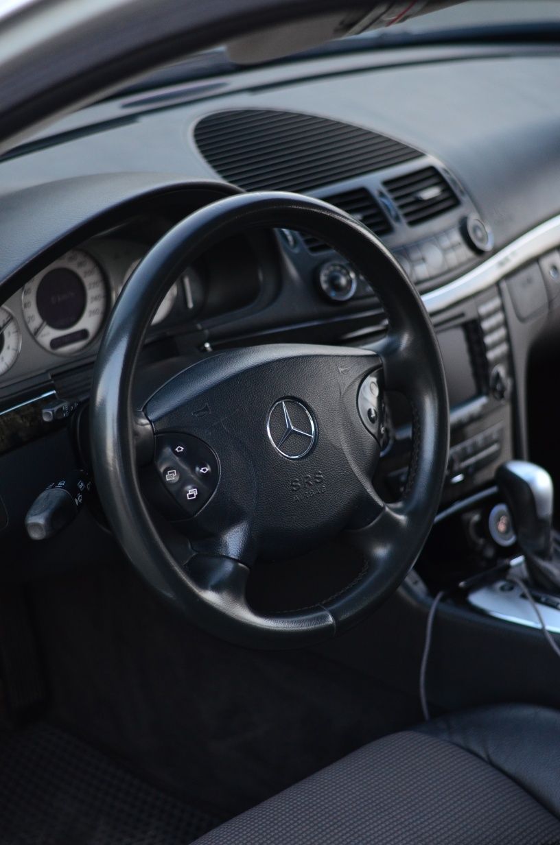 Mercedes-Benz W211