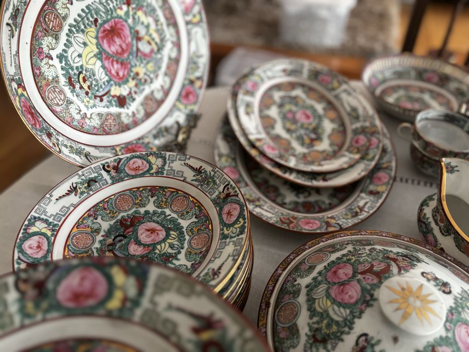 Serviço porcelana chinesa Macau – Rose Medallion (154 peças, 50 anos)