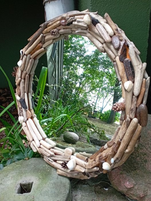 Okrągłe, drewniane lustro