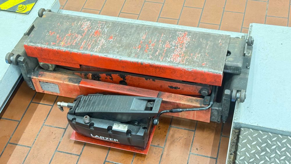 Podnośnik samochodowy czterokolumnowy z podnośnikiem osiowym geometria