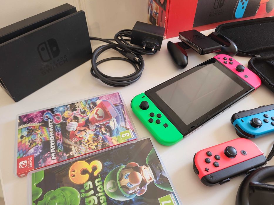 Nintendo Switch - c/ 4 comandos, 2 volantes e 4 jogos
