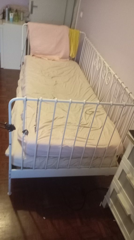 Cama de solteiro em ferro