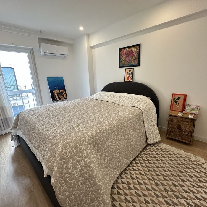 Cabeceira de cama e estrado de cama com arrumacao