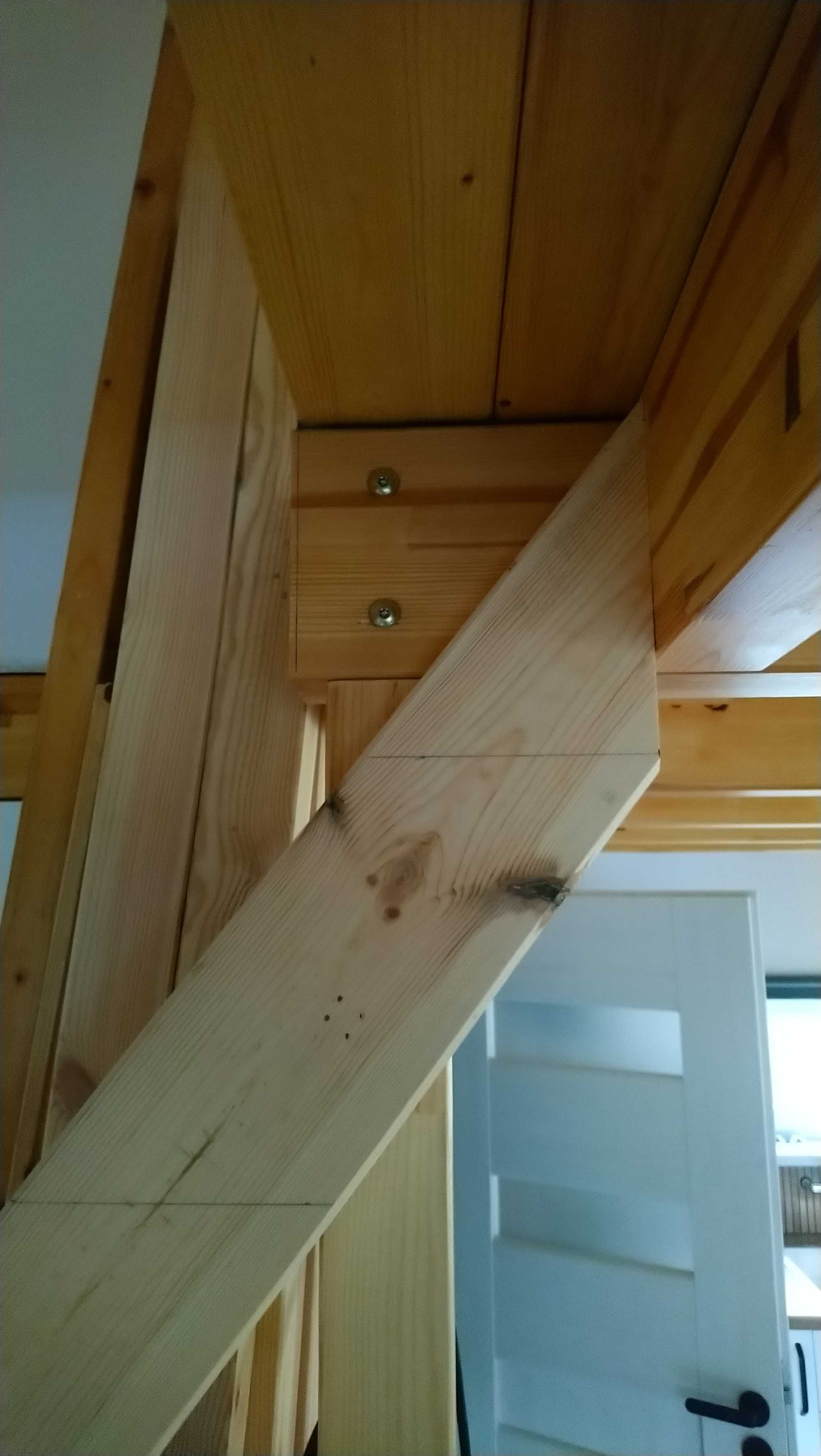Schody drewniane dwubiegowe ze spocznikiem do domu letniskowego strych