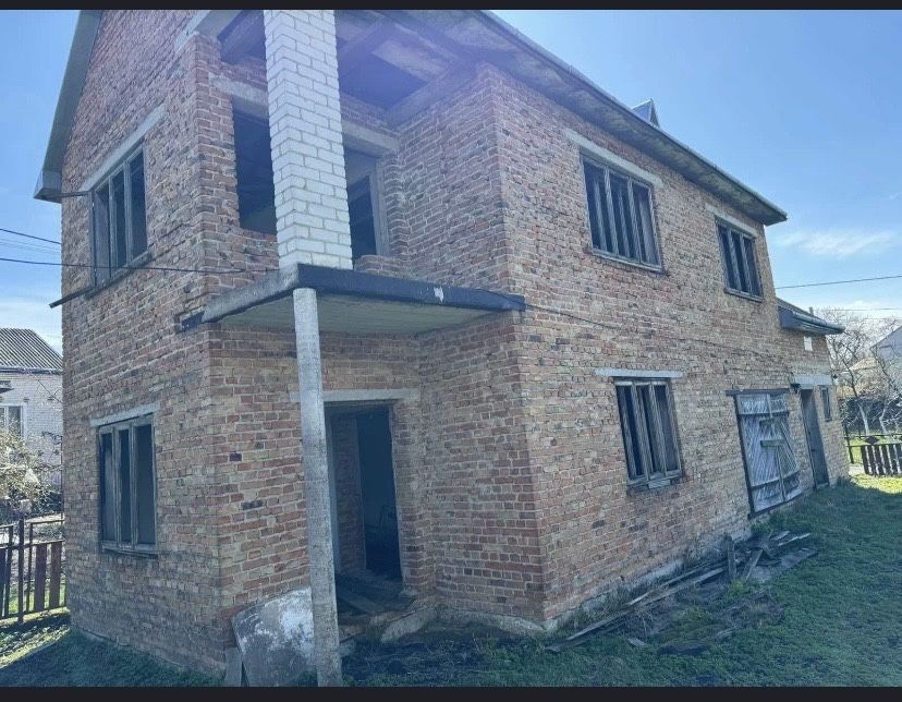 Земельна ділянка з будинком