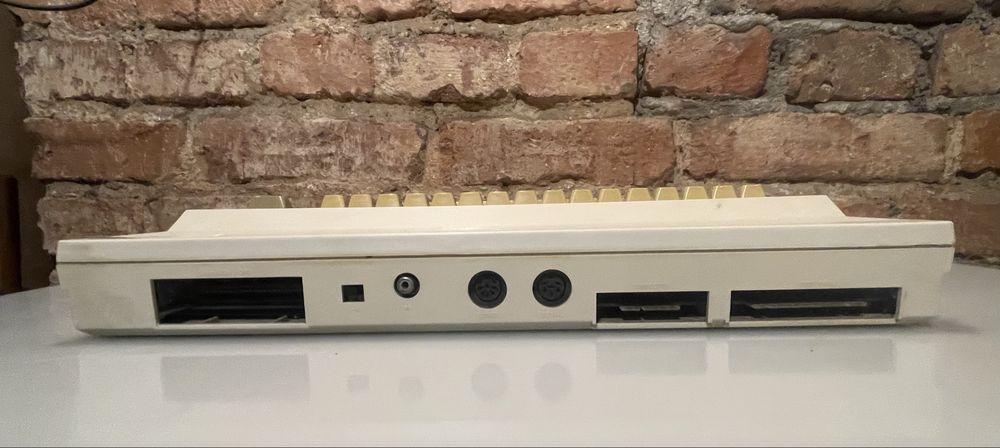 Komputer COMMODORE 64C kultowy z lat 80 PRL