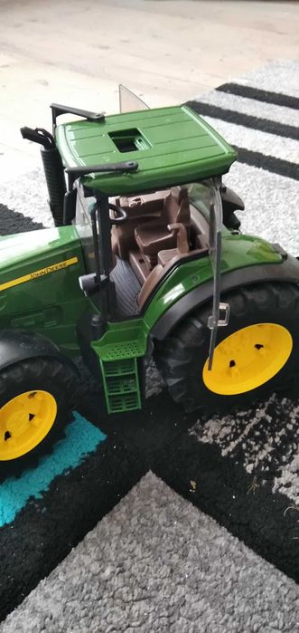 Traktor John Deere w komplecie z naczepą