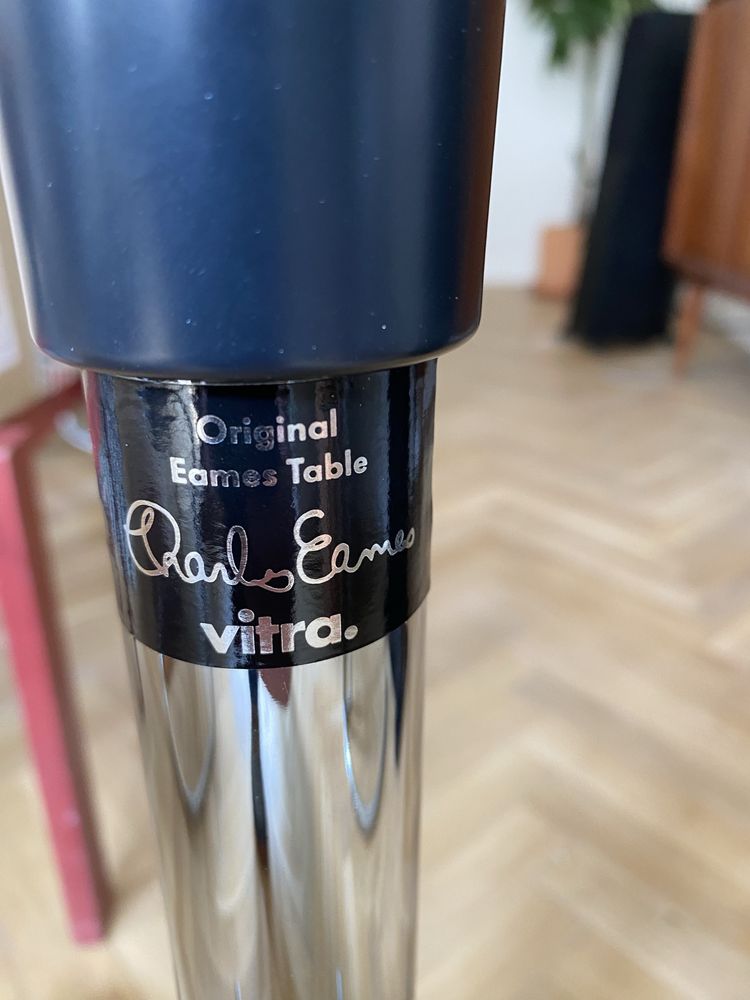 Okrągły stół Ray & Charles Eames dla Vitra