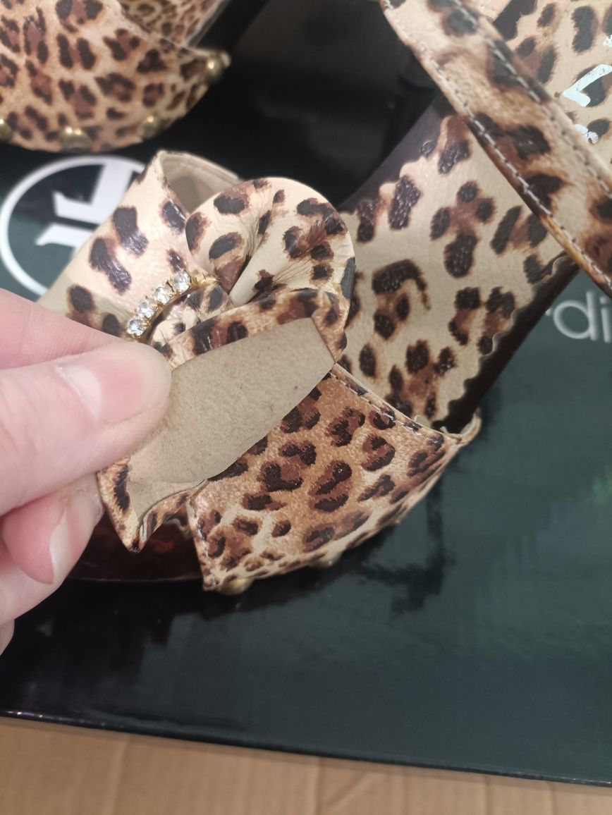 Продам босоніжки шкіряні леопардовий принт.37 розмір