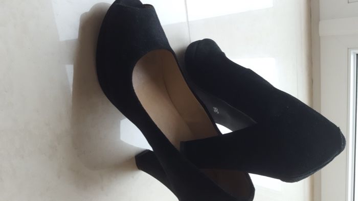 Sapatos de salto alto de camurça