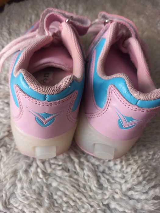 Ролико-кроссовки на двух колёсиках,которые прячутся