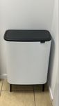 Kosz Brabantia Bo Touch Bin – 60L, biały z czarną pokrywą