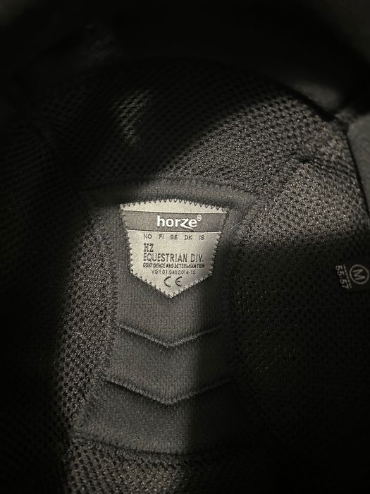 Frak jeździecki z kaskiem