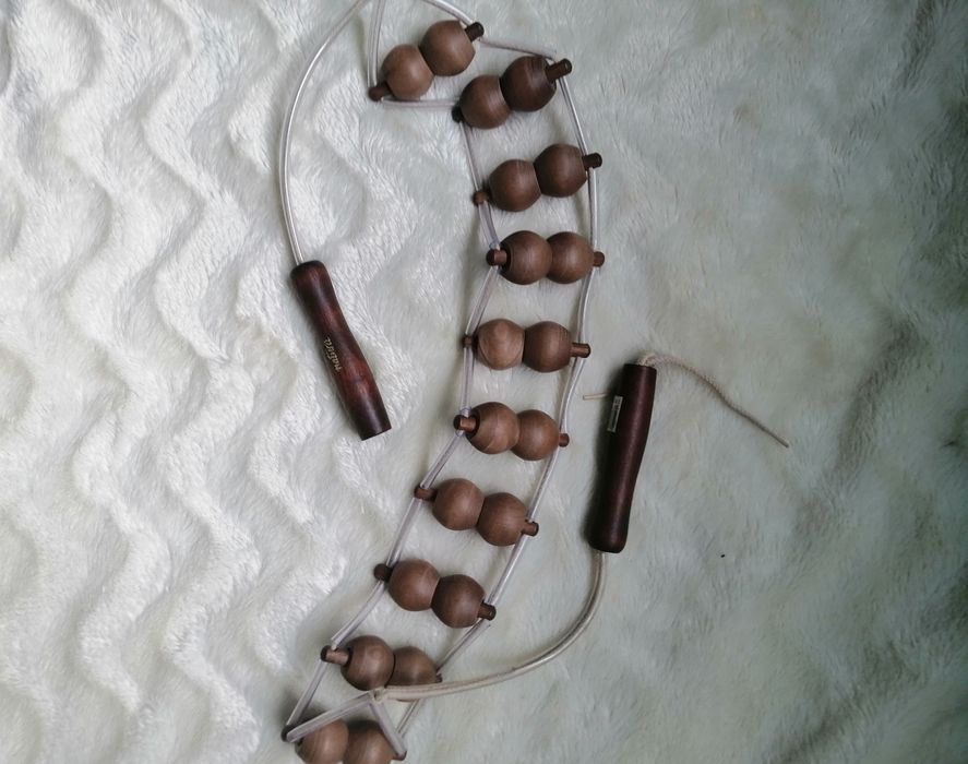 Massajador de costas com bolas em madeira.