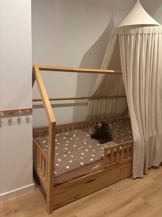 Łóżko DOMEK z 2 szufladami i baldachimem.