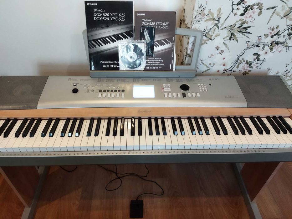 Pianino cyfrowe Yamaha DGX-620 z dynamiczną, pełnowymiarową klawiaturą