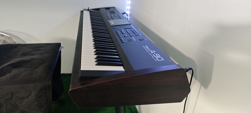 Teclado Roland a90 ex com banco e monitores incluidos