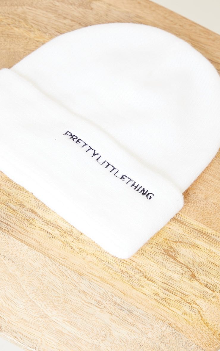 Нова біла шапка з логотипом британського бренду Pretty Little Thing