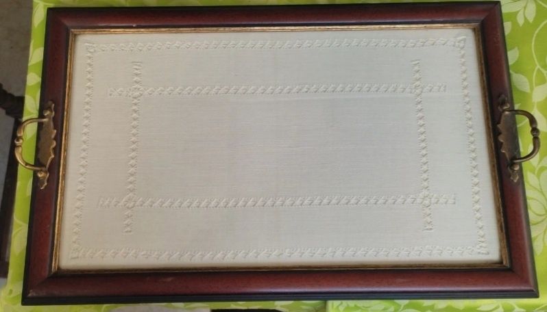 Tabuleiro com pano de linho e bordados em bainha aberta