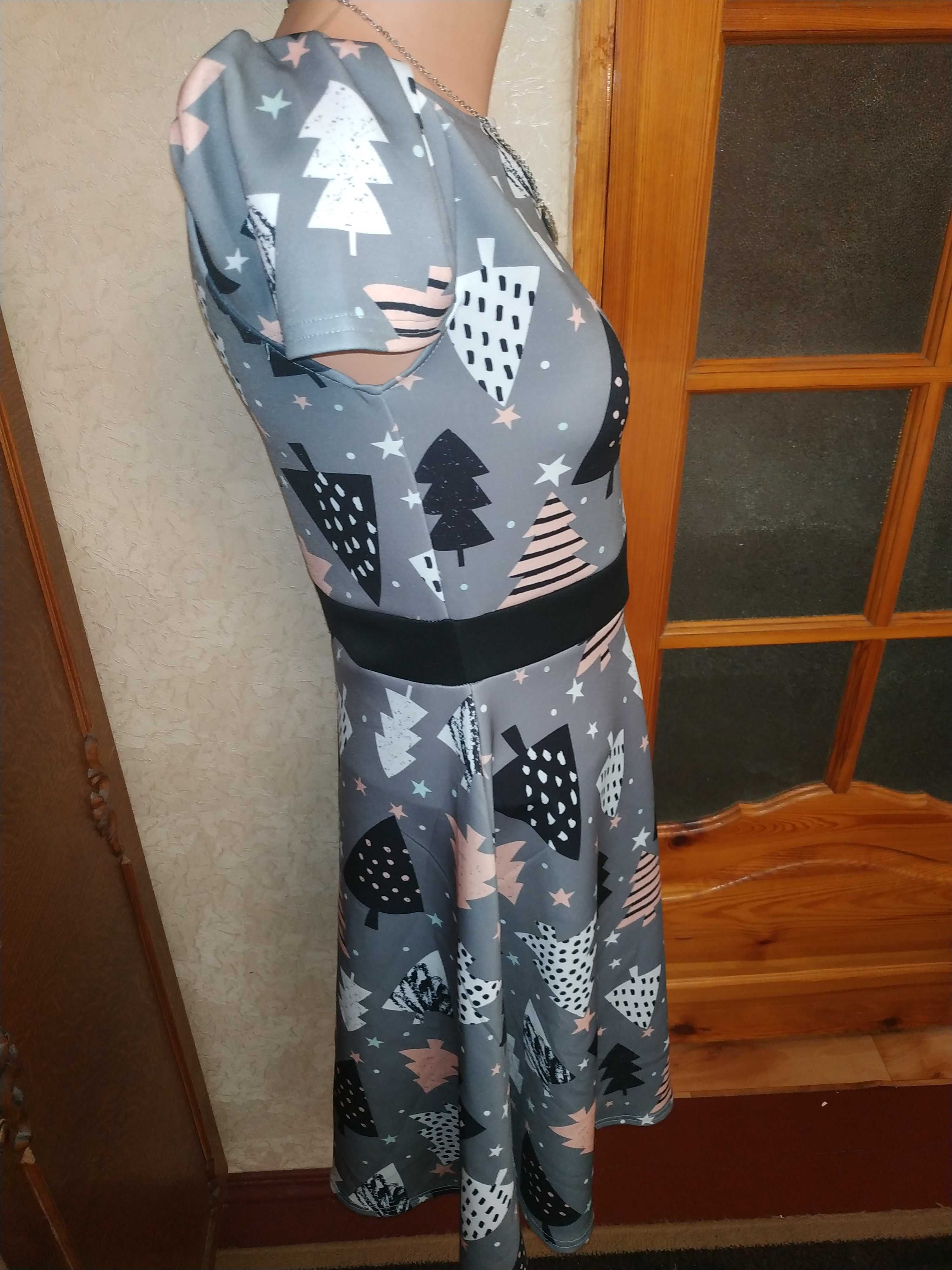 Чарівне новорічне святкове пишне сіре плаття міді з принтом ялинки 38р