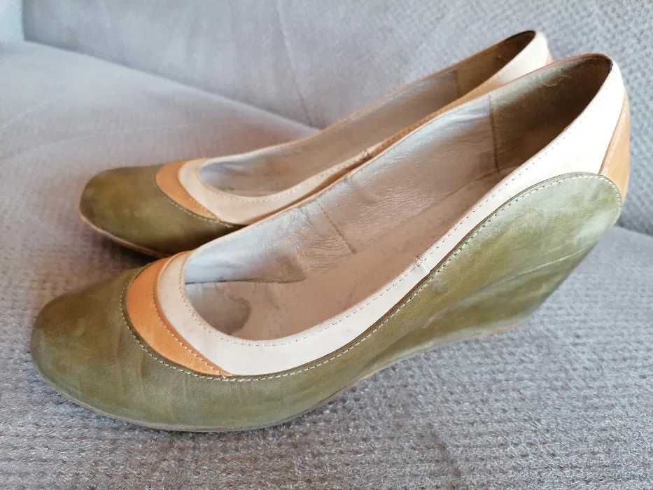 Kolorowe czółenka skórzane koturny 37