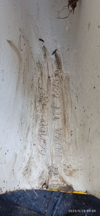 Umywalka z kranem, nogi pod umywalkę